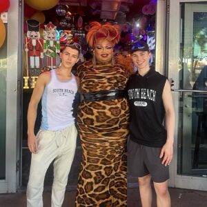 Malaysia Babydoll Foxx Instagram - What did I do to deserve you two??? 🤷🏽‍♀️😩 Unconditional love! Eternal love! 👯‍♂️ such an amazing weekend! So glad we got to party and spend time. See yall soon! 😘❤️ peep me remaining sane throughout all the chaos! 😂 

Hair by @seanpaulwigs