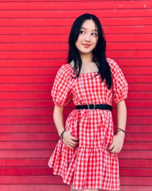 Malea Emma Tjandrawidjaja Instagram - Do you think red is my color? ❤️

Well, if you're not so sure like me, @evsieofficial has all the colors you need for your Summer fit! 🌞

𝘔𝘦𝘯𝘶𝘳𝘶𝘵 𝘬𝘢𝘭𝘪𝘢𝘯, 𝘢𝘬𝘶 𝘤𝘰𝘤𝘰𝘬 𝘱𝘢𝘬𝘦 𝘣𝘢𝘫𝘶 𝘸𝘢𝘳𝘯𝘢 𝘮𝘦𝘳𝘢𝘩 𝘨𝘢𝘬? ❤️

#maleaemma #evsiestyle #ad