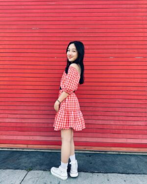 Malea Emma Tjandrawidjaja Instagram - Do you think red is my color? ❤️

Well, if you're not so sure like me, @evsieofficial has all the colors you need for your Summer fit! 🌞

𝘔𝘦𝘯𝘶𝘳𝘶𝘵 𝘬𝘢𝘭𝘪𝘢𝘯, 𝘢𝘬𝘶 𝘤𝘰𝘤𝘰𝘬 𝘱𝘢𝘬𝘦 𝘣𝘢𝘫𝘶 𝘸𝘢𝘳𝘯𝘢 𝘮𝘦𝘳𝘢𝘩 𝘨𝘢𝘬? ❤️

#maleaemma #evsiestyle #ad