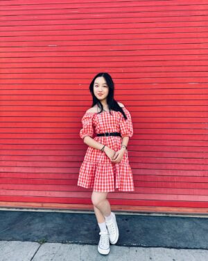Malea Emma Tjandrawidjaja Instagram - Do you think red is my color? ❤️

Well, if you're not so sure like me, @evsieofficial has all the colors you need for your Summer fit! 🌞

𝘔𝘦𝘯𝘶𝘳𝘶𝘵 𝘬𝘢𝘭𝘪𝘢𝘯, 𝘢𝘬𝘶 𝘤𝘰𝘤𝘰𝘬 𝘱𝘢𝘬𝘦 𝘣𝘢𝘫𝘶 𝘸𝘢𝘳𝘯𝘢 𝘮𝘦𝘳𝘢𝘩 𝘨𝘢𝘬? ❤️

#maleaemma #evsiestyle #ad