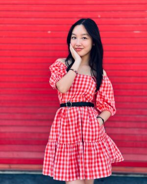 Malea Emma Tjandrawidjaja Instagram - Do you think red is my color? ❤️

Well, if you're not so sure like me, @evsieofficial has all the colors you need for your Summer fit! 🌞

𝘔𝘦𝘯𝘶𝘳𝘶𝘵 𝘬𝘢𝘭𝘪𝘢𝘯, 𝘢𝘬𝘶 𝘤𝘰𝘤𝘰𝘬 𝘱𝘢𝘬𝘦 𝘣𝘢𝘫𝘶 𝘸𝘢𝘳𝘯𝘢 𝘮𝘦𝘳𝘢𝘩 𝘨𝘢𝘬? ❤️

#maleaemma #evsiestyle #ad