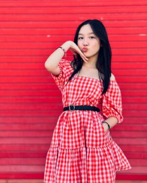 Malea Emma Tjandrawidjaja Instagram - Do you think red is my color? ❤️

Well, if you're not so sure like me, @evsieofficial has all the colors you need for your Summer fit! 🌞

𝘔𝘦𝘯𝘶𝘳𝘶𝘵 𝘬𝘢𝘭𝘪𝘢𝘯, 𝘢𝘬𝘶 𝘤𝘰𝘤𝘰𝘬 𝘱𝘢𝘬𝘦 𝘣𝘢𝘫𝘶 𝘸𝘢𝘳𝘯𝘢 𝘮𝘦𝘳𝘢𝘩 𝘨𝘢𝘬? ❤️

#maleaemma #evsiestyle #ad