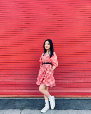 Malea Emma Tjandrawidjaja Instagram - Do you think red is my color? ❤️

Well, if you're not so sure like me, @evsieofficial has all the colors you need for your Summer fit! 🌞

𝘔𝘦𝘯𝘶𝘳𝘶𝘵 𝘬𝘢𝘭𝘪𝘢𝘯, 𝘢𝘬𝘶 𝘤𝘰𝘤𝘰𝘬 𝘱𝘢𝘬𝘦 𝘣𝘢𝘫𝘶 𝘸𝘢𝘳𝘯𝘢 𝘮𝘦𝘳𝘢𝘩 𝘨𝘢𝘬? ❤️

#maleaemma #evsiestyle #ad
