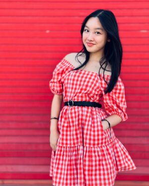 Malea Emma Tjandrawidjaja Instagram - Do you think red is my color? ❤️

Well, if you're not so sure like me, @evsieofficial has all the colors you need for your Summer fit! 🌞

𝘔𝘦𝘯𝘶𝘳𝘶𝘵 𝘬𝘢𝘭𝘪𝘢𝘯, 𝘢𝘬𝘶 𝘤𝘰𝘤𝘰𝘬 𝘱𝘢𝘬𝘦 𝘣𝘢𝘫𝘶 𝘸𝘢𝘳𝘯𝘢 𝘮𝘦𝘳𝘢𝘩 𝘨𝘢𝘬? ❤️

#maleaemma #evsiestyle #ad