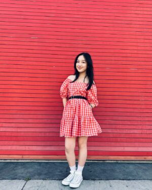 Malea Emma Tjandrawidjaja Instagram - Do you think red is my color? ❤️

Well, if you're not so sure like me, @evsieofficial has all the colors you need for your Summer fit! 🌞

𝘔𝘦𝘯𝘶𝘳𝘶𝘵 𝘬𝘢𝘭𝘪𝘢𝘯, 𝘢𝘬𝘶 𝘤𝘰𝘤𝘰𝘬 𝘱𝘢𝘬𝘦 𝘣𝘢𝘫𝘶 𝘸𝘢𝘳𝘯𝘢 𝘮𝘦𝘳𝘢𝘩 𝘨𝘢𝘬? ❤️

#maleaemma #evsiestyle #ad