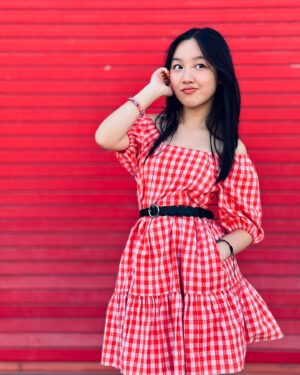 Malea Emma Tjandrawidjaja Instagram - Do you think red is my color? ❤️

Well, if you're not so sure like me, @evsieofficial has all the colors you need for your Summer fit! 🌞

𝘔𝘦𝘯𝘶𝘳𝘶𝘵 𝘬𝘢𝘭𝘪𝘢𝘯, 𝘢𝘬𝘶 𝘤𝘰𝘤𝘰𝘬 𝘱𝘢𝘬𝘦 𝘣𝘢𝘫𝘶 𝘸𝘢𝘳𝘯𝘢 𝘮𝘦𝘳𝘢𝘩 𝘨𝘢𝘬? ❤️

#maleaemma #evsiestyle #ad