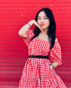Malea Emma Tjandrawidjaja Instagram - Do you think red is my color? ❤️

Well, if you're not so sure like me, @evsieofficial has all the colors you need for your Summer fit! 🌞

𝘔𝘦𝘯𝘶𝘳𝘶𝘵 𝘬𝘢𝘭𝘪𝘢𝘯, 𝘢𝘬𝘶 𝘤𝘰𝘤𝘰𝘬 𝘱𝘢𝘬𝘦 𝘣𝘢𝘫𝘶 𝘸𝘢𝘳𝘯𝘢 𝘮𝘦𝘳𝘢𝘩 𝘨𝘢𝘬? ❤️

#maleaemma #evsiestyle #ad