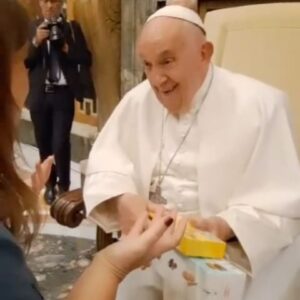 Malena Guinzburg Instagram - Qué locura todo!
Un encuentro con humoristas de todo el mundo, incluidos ídolos que tengo hace años!
Después subo las fotos y vídeos con todos los que choluleé!!
Acá llevándole los alfajores (Havanna merezco alfajores gratis de por vida) y pidiéndole un mensaje para Argentina.