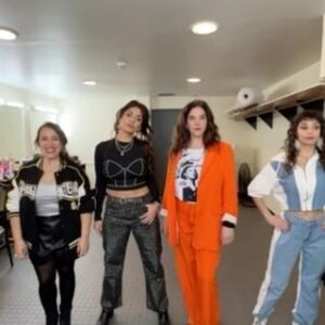 Malena Guinzburg Instagram - También quisimos mostrarles nuestro talento en el desfile..🤣 

LOOKS 

⭐️ @mguinzburg 
Campera: @renovatuvestidor 
Medias: @moraoficial.ok 
Acc: @lunagarzonaccesorios 

⭐️ @connieballarini 
Remera: @maniacca_ 
Acc: @lunagarzonaccesorios 

⭐️ @nataliacarulias 
Traje: @portsaidoficial @pilimartelb 
Remera: @edelerra 
Acc: @lunagarzonaccesorios 

⭐️ @fermetilli 
Campera & Pant: @maniacca_ 
Zapatillas: @cheetahba.ok 
Acc: @lunagarzonaccesorios 

Hair & Make Up: @gabi.triay @luciaoxamakeup 
Estilismo: @catalinaarl @lomylan 

🚨 Si quieren ver el programa del martes pueden adquirirlo por passline (link en bio)

Somos #LasChicasDeLaCulpa 
@connieballarini 
@mguinzburg 
@nataliacarulias 
@fermetilli