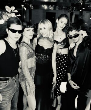 Malena Sánchez Instagram - ✨
Dolce&Gabbana - LADO B
#DGSS25 #Milán
Acá algunas fotitos del back que fuimos sacando nosotres a lo largo del viaje express con @dolcegabbana 
Gracias a toda la gente linda que nos cruzamos, gracias Mati por ser Mati, te amo. 
(Foto 10 ya en chanclas porque una bomba los tacos pero más de 2 horas no aguanto)