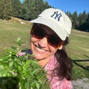 Małgorzata Pieczyńska Instagram - Ten las znam na pamięć . wiem gdzie rosną rydze ,gdzie borowiki, gdzie kurki🍄🍄🍄 Z pustymi rękami nigdy nie wracam. Tym razem to mnóstwo dzikiej mięty i grzyby 👍

#grzybyleśne #wlesie #szwecja🇸🇪 #wakacje2024
