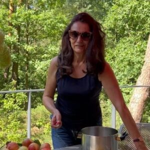 Małgorzata Pieczyńska Instagram - Letni kompot na urodzinowy obiad😜👍 Lodowaty kompot jabłkowo- aroniowy BEZ CUKRU z dodatkiem Goździków😜 jest orzeźwiający I niezapomniany 🥂szczególnie że przygotowuje go mój 92 letni tata😜❤️❤️❤️

#letniobiad #kompot #jablka #jabłkowykompot #urodziny #rodzinnaatmosfera #mazowieckawieś