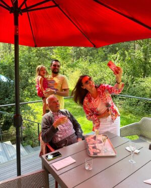 Małgorzata Pieczyńska Instagram - Mój ukochany Tata 01 sierpnia skończył 92 lata ❤️🌹❤️. Przez tydzień zjeżdża się cała rodzina❤️ dosłownie festiwal urodzin👍🎂🥂 Prawnuczka ze swoimi rodzicami z Salwadoru, goście z całej Polski, Szwecji i Szwajcarii. Jak to dobrze być kochanym i lubianym przyjacielem, ojcem, dziadkiem i pradziadkiem 🎂🎂🎂

#rodzinnie❤ #urodziny #rodzinawkomplecie #dziadek