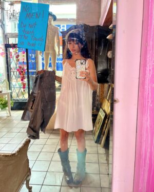 Malina Weissman Instagram - NO MEN! Do not touch the towels!