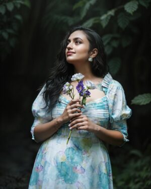 Malvika Nair Instagram - 🌬️🪩🦢
#KrishnamPranayaSakhi #15thAug
#heygagana

💁🏻‍♀️ @sunandini_vijjagiri 
👗  @jasmeofficial.in 
💎  @anyas_2020 
📸  @screamstudiosbyharsha