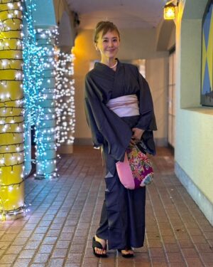 Mami Kumagai Instagram - 夫さんのお供。
二次会にはマインシュロス
フリル着物をザクっと着ました。
ざっくりすぎた。
フリル兵児帯は楽ちんでした。

#熊谷真実
#納涼祭
#浴衣でお出かけ
#ざっくりと
#楽ちん
#フリル着物
#めっちゃ涼しくさらさら
#パールもいいでよ