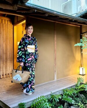 Mami Kumagai Instagram - もう一回。
投稿。

本日13時から徹子の部屋に
出させていただきます。

録画oron timeで見てね。

徹子さんに
結婚報告3回
離婚報告2回
離婚報告は3回目はないです。笑

お恥ずかしい限りです、

浴衣はかねた忠右衛門さんで。
可愛いよね。

#熊谷真実
#徹子の部屋
#8月7日
#出てます。
