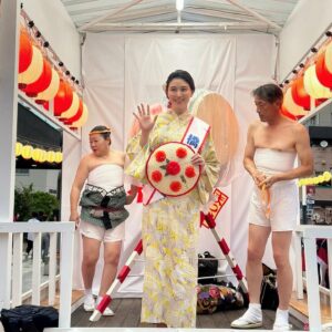 Manami Hashimoto Instagram - 産後の初仕事😊
地元山形の大好きなお祭り　花笠祭りにゲストで参加させていただきました😊
産前にキャスティングの方から今回は出産後だから難しいよね？と連絡をいただいていたのですが、いや、ぜひ参加したいですと言って、、
しかし、なかなか娘が産まれてこなくて色々大丈夫か？と思いましたが家族の協力も得て無事終えることができました☺️
来年のお祭りの時はお子達ももう少し大きくなるのでゆっくり帰りたいなぁ💓
#花笠祭り　#山形　#大好きなお祭り