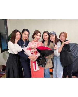 Mandy Wong Instagram - 當見到你在舞台上揮灑自如，沉浸在角色的世界，一口流利的普通話對白，就知道你下了很大苦功！真的一點都不容易，比您大大力的掌聲👏🏻👏🏻👏🏻 
加油，繼續Good Show，享受在台上的每一刻！💫✨
@selenaleelalee 

#向延安 
#上海東方藝術中心