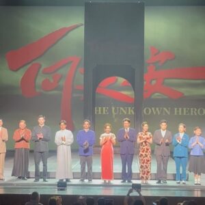 Mandy Wong Instagram - 當見到你在舞台上揮灑自如，沉浸在角色的世界，一口流利的普通話對白，就知道你下了很大苦功！真的一點都不容易，比您大大力的掌聲👏🏻👏🏻👏🏻 
加油，繼續Good Show，享受在台上的每一刻！💫✨
@selenaleelalee 

#向延安 
#上海東方藝術中心