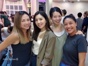 Mandy Wong Instagram - Thanks for having me 🥰🙏🏻
戲劇學院的靚靚師姐 @athena_chuyan @kearenpang 😘

同大師兄秋生哥 

仲見到好多Dance School嘅舊同學
點解我啲同班同學跟N年前都係一模一樣😌💃🏻

#演藝學院校友會20周年