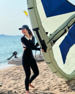 Maneerat Kam-Uan Instagram - มีคนถาม ว่า Wing Foiling คืออะไร?? เอามาให้ดูแล้วค่ะ 
บ่าย 2 เจอกันในช่องเรา #จะไปป่ะหล่ะ  นะคะๆๆ
@bow_benjawan