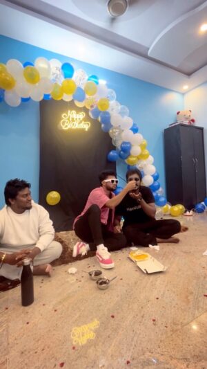 Mani Chandra Instagram - Happy birthday da buddy @vimal_vicky7 ❤️❤️😍😍😘😘
Surprise entry 😂😂😂 This is how it went on his special day 😂🥳🥳🥳🥳
Funnu funnu dhaa 🥳🥳🥳🥳