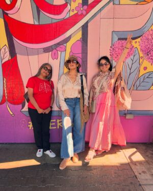Manisha Koirala Instagram - #sun&sand with #girlgang 🤭😁😜💃🏻🫶 with @meenaiyerofficial n @lovelettersfortheworld ❤️❤️❤️