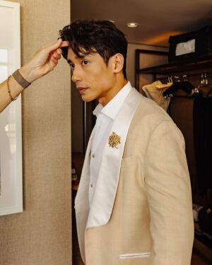 Manny Jacinto Instagram - @mannyjacinto is bringing sexy back to ‘Star Wars.’ “I think whether it be being Asian, or Filipino, or Canadian,” he says, “there’s always going to be this sense of always being in disbelief that people actually find you attractive.”

At the link in bio, Jacinto talks training for ‘The Acolyte’s’ breathtaking fight scenes, what he learned after getting cut from Top Gun: Maverick, working with Lindsay Lohan on Freaky Friday 2, and what he hopes to do in season two.

Written by @yanggoh 
Photos by @tracythnguyen and @goldhouseco
