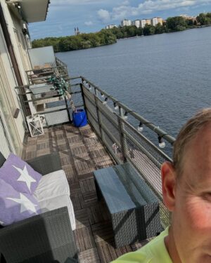 Måns Möller Instagram - Ångrar verkligen att jag aldrig tog tag i och pimpade min balkong. Styling är A o O. Alltid tänkt att om jag nånsin får en cool balkong ska jag vårda den ömt men detta får en överstruken geting -  jag skäms