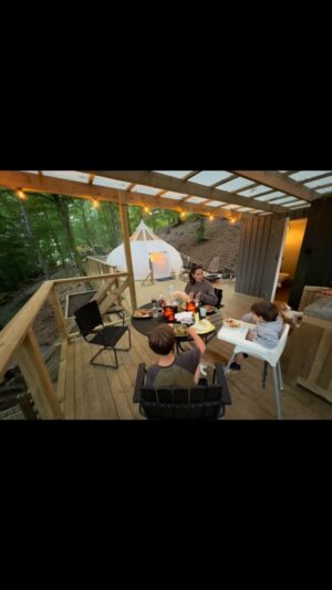 Måns Zelmerlöw Instagram - Vi har glampat tidigare men OJ, vad vi inte gjort @lugnetiskane ! Jag är mållös. Mitt ute i skogen på Hallandsåsen, helt isolerat från omvärlden, med ALLA förnödenheter och bekvämligheter man kan tänka sig. Du får välja vilket protein du vill grilla, och sen kommer du till en kyl fylld med fantastiska råvaror, toalett och dusch under trädkronorna, spel för hela familjen, ANSIKTSMASKER och listan vill aldrig ta slut.
Detta är inget betalt samarbete. Jag vill nästan betala MER! 😂 skynda att boka, detta kommer ALDRIG mer vara ledigt (vi kommer flytta hit)!
Obs. Detta är väldigt långt från den där tält-semestern jag tänkt ta pojkarna på nån gång, för att de ska lära sig leva i vildmarken. 😂

PS. Spot the random word in the video.