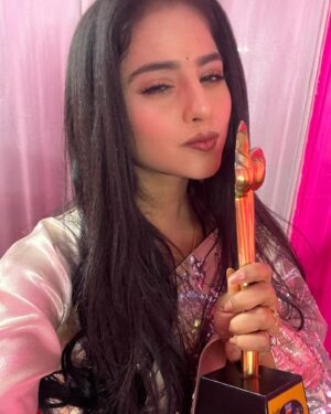 Manshi Pal Instagram - Ending the year with the beautiful flower 🌷in my hand . Thank you @tarangparivaarawards 2024 . for making this year so special for me 

#tarangtv……. Happy new year my insta family ❣️❣️❣️❣️ welcome 2024…jay maa kali 🙏🙏🙏

#happynewyear #instagram #maakali #tarang #manshi