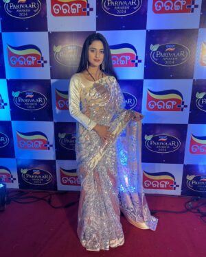 Manshi Pal Instagram - Ending the year with the beautiful flower 🌷in my hand . Thank you @tarangparivaarawards 2024 . for making this year so special for me 

#tarangtv……. Happy new year my insta family ❣️❣️❣️❣️ welcome 2024…jay maa kali 🙏🙏🙏

#happynewyear #instagram #maakali #tarang #manshi