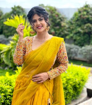 Mansi Joshi Instagram - Swipe right 👉❤️💫

Thank you @the.clothkitchen_official_ for this beautiful outfit for my DHEE celebrity special 😍

Makeup by @boyavarun_9582 🥰

Hair by @nagmakeovers ☺️

#Dheecelebrityspecial #etvdhee #reelsinstagram #instareels #viral