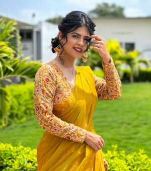 Mansi Joshi Instagram - Swipe right 👉❤️💫

Thank you @the.clothkitchen_official_ for this beautiful outfit for my DHEE celebrity special 😍

Makeup by @boyavarun_9582 🥰

Hair by @nagmakeovers ☺️

#Dheecelebrityspecial #etvdhee #reelsinstagram #instareels #viral