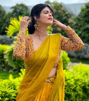 Mansi Joshi Instagram - Swipe right 👉❤️💫

Thank you @the.clothkitchen_official_ for this beautiful outfit for my DHEE celebrity special 😍

Makeup by @boyavarun_9582 🥰

Hair by @nagmakeovers ☺️

#Dheecelebrityspecial #etvdhee #reelsinstagram #instareels #viral