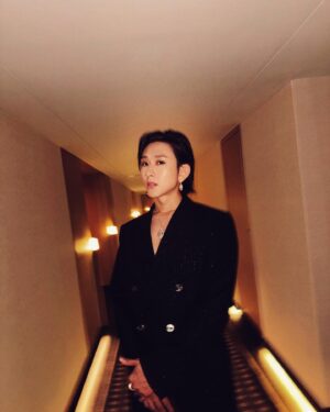 Manson Cheung Instagram - 🎞️

金像獎當晚其中一個深刻時刻

是是枝裕和導演的頒獎致詞

他大概的意思是：

「獲獎與否不是最重要，來參與的人都在這裡表達對電影的愛情，重要的是與同樣愛電影的人交流聚會後，帶著這一份回憶和勇氣再一次進入現場。」（可能包含了個人想像）

啟發我獲得新靈感和勇氣

準備投入去提煉新作品

謝謝金像獎

Stylist @qqbarry 
Makeup @mimilaumakeup 
Hair @francochung 
Companion and snaps @heiwardmak 

Tuxedo: @tomford @mrporter
Jewellery: @bulgari
Shoes: @bothparis 

#BVLGARI #BVLGARIHK #HongKongFilmAwards #HKFA #StarsInBvlgari