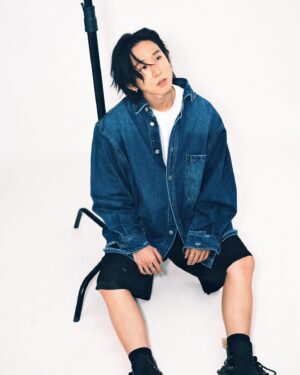 Manson Cheung Instagram - 回應生命的詰問｜@mansonvibes

作為唱作人，迷惘是常態，當被問到是否曾覺得自己不被理解，他便面帶微笑地點點頭，淡然地說：「有啊，經常都有。」他認為能夠遇上一個全然理解自己的人是非常難得的事，尤其做創作最開心的就是找到知音，有幸遇到的話固然要很珍惜，但也沒辦法去強求。出道四年以來，他一直都在思考自己到底是怎樣的存在，屬於 mansonvibes 的音樂風格又是甚麼，最終歸納出了三個形容詞 ──「浪漫、真誠、飄浮」。對他來說，「浪漫」不止適用於愛情，也是一種看待事物的角度，抱著正向的心去一一回應生命拋摘給我們的種種疑難；「真誠」是指他樂意去將心底最真摰的想法在作品中如實展現，像是在〈One More Game〉中講述自己和父親的關係；而「飄浮」則反映了他對人與人之間在精神層面上的連結的重視，期望自己的音樂能讓聽眾更輕鬆的過生活 ，也更勇於抒發和表達自身感受。

PHOTO BY  @ssamtso
MAKE UP BY @onetung
HAIR BY @oscarnganhair
WARDOBE BY @wilsonkaki_official @coda.online

-
Follow us for more updates! Stay tuned, and let’s mint @polyusft

Xiaohongshu ID : mintstudiohk

Link in bio for mint studio member registration💚更多時尚資訊，請追蹤 @mintstudio.hk

#mintstudiohk #fashion #polyusft