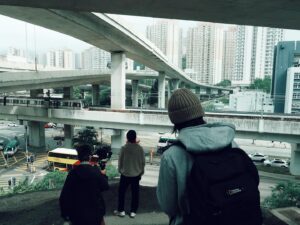 Manson Cheung Instagram - 🌏

長路漫漫伴你闖 

今天收到《那讓我們一起》讓更多人看到和聽到的消息，感謝大家🙏🏽

最近因各項工作的交疊和沉迷於寫新歌，請見諒沒有分享太多關於《那讓我們一起》，未來會分享更多！

這個作品，我們團隊籌備了數個月，跨越過年，由柴灣拍到觀塘，飛去青衣，上山落板場，有汗有淚，突破自我，跨越恐懼…（越講越誇張）

如果你歡喜這個作品，去 check out 個 MV，如果有少少時間，可以留個 comment 分享你的想法，同 share 給你的朋友，對我們來說會是一個很大的鼓勵！

奇妙瞬間 📸 by @heiwardmak ✨

#1111 #那讓我們一起 #不論形狀