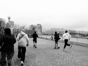 Manson Cheung Instagram - 🌏

長路漫漫伴你闖 

今天收到《那讓我們一起》讓更多人看到和聽到的消息，感謝大家🙏🏽

最近因各項工作的交疊和沉迷於寫新歌，請見諒沒有分享太多關於《那讓我們一起》，未來會分享更多！

這個作品，我們團隊籌備了數個月，跨越過年，由柴灣拍到觀塘，飛去青衣，上山落板場，有汗有淚，突破自我，跨越恐懼…（越講越誇張）

如果你歡喜這個作品，去 check out 個 MV，如果有少少時間，可以留個 comment 分享你的想法，同 share 給你的朋友，對我們來說會是一個很大的鼓勵！

奇妙瞬間 📸 by @heiwardmak ✨

#1111 #那讓我們一起 #不論形狀