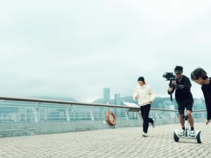 Manson Cheung Instagram - 🌏

長路漫漫伴你闖 

今天收到《那讓我們一起》讓更多人看到和聽到的消息，感謝大家🙏🏽

最近因各項工作的交疊和沉迷於寫新歌，請見諒沒有分享太多關於《那讓我們一起》，未來會分享更多！

這個作品，我們團隊籌備了數個月，跨越過年，由柴灣拍到觀塘，飛去青衣，上山落板場，有汗有淚，突破自我，跨越恐懼…（越講越誇張）

如果你歡喜這個作品，去 check out 個 MV，如果有少少時間，可以留個 comment 分享你的想法，同 share 給你的朋友，對我們來說會是一個很大的鼓勵！

奇妙瞬間 📸 by @heiwardmak ✨

#1111 #那讓我們一起 #不論形狀