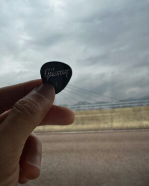 Manson Cheung Instagram - 拾回幸福的瞬間

一摸摸口袋，在 @qqbarry 找來的褲子拾到三塊 Gibson pick，左邊一塊，右邊兩塊。

不管是誰的，我也先好好的幫你保管咯 ：）