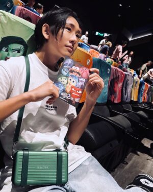 Manson Cheung Instagram - 🧠

看完 INSIDE OUT 2，童真補給滿分

「原來是這樣！」

一邊看 INSIDE OUT 2， 一邊有這樣的醒覺，原來我們的 “Inside” 正發生著這樣細緻的變化。

原來「青春期」的悸動，是因為內在的「控制台」需重建，要學習和新加入的情緒「焦慮」、「厭世」、「啊尷」、「羨慕」相處（還有一個常常想提早出場的角色，我不劇透了）。變化有時嚇人，卻是必須的，改變過後，又是一個更寬闊的我。

（以下有微量劇透，如不想被劇透請閉目🫣）

當中的「意識之河」，我覺得很有趣，河上運送著 Riley 所吃的食物，其中一棵大大的西蘭花讓我想起 “You are what you eat.” 和 Mindfulness Trainings 的 “Mindful Consumption”，我們吃什麼和閱讀什麼，就會經「意識之河」進入意識，建構我們的世界，當看到這部分，我有一股衝動回家讀未讀完的書。

重要的經歷和回憶，建立人的自我意識，讓我們認定自己是一個怎樣的人。謝謝這趟情緒的長征，帶着我回溯青春期再回到現在。原來成長就是這樣，我們都不要對自己那麼harsh，好好擁抱各種情緒的聲音。

感謝 @heiwardmak 帶看電影

Thank you @rimowa 
#RIMOWAHK
#RIMOWApersonal

@disney @disney.hk 

#insideout2