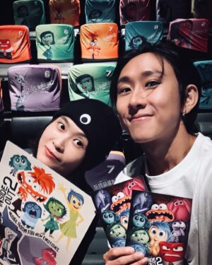 Manson Cheung Instagram - 🧠

看完 INSIDE OUT 2，童真補給滿分

「原來是這樣！」

一邊看 INSIDE OUT 2， 一邊有這樣的醒覺，原來我們的 “Inside” 正發生著這樣細緻的變化。

原來「青春期」的悸動，是因為內在的「控制台」需重建，要學習和新加入的情緒「焦慮」、「厭世」、「啊尷」、「羨慕」相處（還有一個常常想提早出場的角色，我不劇透了）。變化有時嚇人，卻是必須的，改變過後，又是一個更寬闊的我。

（以下有微量劇透，如不想被劇透請閉目🫣）

當中的「意識之河」，我覺得很有趣，河上運送著 Riley 所吃的食物，其中一棵大大的西蘭花讓我想起 “You are what you eat.” 和 Mindfulness Trainings 的 “Mindful Consumption”，我們吃什麼和閱讀什麼，就會經「意識之河」進入意識，建構我們的世界，當看到這部分，我有一股衝動回家讀未讀完的書。

重要的經歷和回憶，建立人的自我意識，讓我們認定自己是一個怎樣的人。謝謝這趟情緒的長征，帶着我回溯青春期再回到現在。原來成長就是這樣，我們都不要對自己那麼harsh，好好擁抱各種情緒的聲音。

感謝 @heiwardmak 帶看電影

Thank you @rimowa 
#RIMOWAHK
#RIMOWApersonal

@disney @disney.hk 

#insideout2