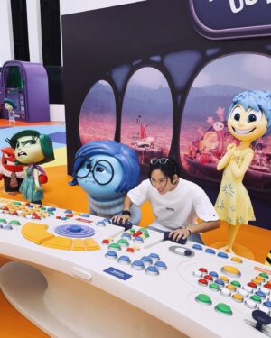 Manson Cheung Instagram - 🧠

看完 INSIDE OUT 2，童真補給滿分

「原來是這樣！」

一邊看 INSIDE OUT 2， 一邊有這樣的醒覺，原來我們的 “Inside” 正發生著這樣細緻的變化。

原來「青春期」的悸動，是因為內在的「控制台」需重建，要學習和新加入的情緒「焦慮」、「厭世」、「啊尷」、「羨慕」相處（還有一個常常想提早出場的角色，我不劇透了）。變化有時嚇人，卻是必須的，改變過後，又是一個更寬闊的我。

（以下有微量劇透，如不想被劇透請閉目🫣）

當中的「意識之河」，我覺得很有趣，河上運送著 Riley 所吃的食物，其中一棵大大的西蘭花讓我想起 “You are what you eat.” 和 Mindfulness Trainings 的 “Mindful Consumption”，我們吃什麼和閱讀什麼，就會經「意識之河」進入意識，建構我們的世界，當看到這部分，我有一股衝動回家讀未讀完的書。

重要的經歷和回憶，建立人的自我意識，讓我們認定自己是一個怎樣的人。謝謝這趟情緒的長征，帶着我回溯青春期再回到現在。原來成長就是這樣，我們都不要對自己那麼harsh，好好擁抱各種情緒的聲音。

感謝 @heiwardmak 帶看電影

Thank you @rimowa 
#RIMOWAHK
#RIMOWApersonal

@disney @disney.hk 

#insideout2