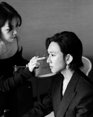 Manson Cheung Instagram - 🎞️

金像獎當晚其中一個深刻時刻

是是枝裕和導演的頒獎致詞

他大概的意思是：

「獲獎與否不是最重要，來參與的人都在這裡表達對電影的愛情，重要的是與同樣愛電影的人交流聚會後，帶著這一份回憶和勇氣再一次進入現場。」（可能包含了個人想像）

啟發我獲得新靈感和勇氣

準備投入去提煉新作品

謝謝金像獎

Stylist @qqbarry 
Makeup @mimilaumakeup 
Hair @francochung 
Companion and snaps @heiwardmak 

Tuxedo: @tomford @mrporter
Jewellery: @bulgari
Shoes: @bothparis 

#BVLGARI #BVLGARIHK #HongKongFilmAwards #HKFA #StarsInBvlgari
