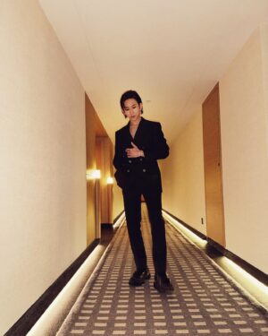 Manson Cheung Instagram - 🎞️

金像獎當晚其中一個深刻時刻

是是枝裕和導演的頒獎致詞

他大概的意思是：

「獲獎與否不是最重要，來參與的人都在這裡表達對電影的愛情，重要的是與同樣愛電影的人交流聚會後，帶著這一份回憶和勇氣再一次進入現場。」（可能包含了個人想像）

啟發我獲得新靈感和勇氣

準備投入去提煉新作品

謝謝金像獎

Stylist @qqbarry 
Makeup @mimilaumakeup 
Hair @francochung 
Companion and snaps @heiwardmak 

Tuxedo: @tomford @mrporter
Jewellery: @bulgari
Shoes: @bothparis 

#BVLGARI #BVLGARIHK #HongKongFilmAwards #HKFA #StarsInBvlgari