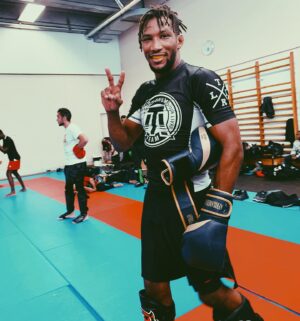 Mansour Barnaoui Instagram - On me demande parfois pourquoi je continue mes entraînements au gymnase de la @villedemalakoff, pourquoi rien n’a changé. Rien n’a jamais changé car c’est ce que je veux. Je combats parce que je suis un combattant et que j’ai ça dans le sang. Et rien d’autre. 🥊