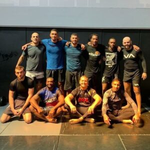 Mansour Barnaoui Instagram - A big thanks  to the nogueira team for the hospitality , thanks to all the coaches and fighters, thank you @mounirlazzez and @anas_siraj_mounir for your kindness 
@tndubai place to train in dubai 

#fighter #tunisia #ufc #roadfc #mma #dubai #afrosamurai #camp @so_coaching