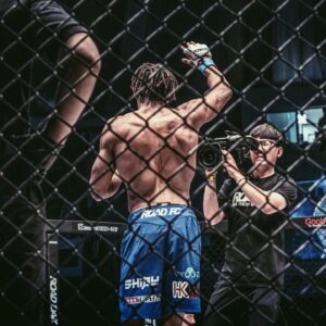 Mansour Barnaoui Instagram - [PHOTOS EXCLUSIVES] Un souvenir plus que mémorable, un moment pour lequel j’ai travaillé pendant des années 🙏🏾🥊🏆
📸 @sessiondesert